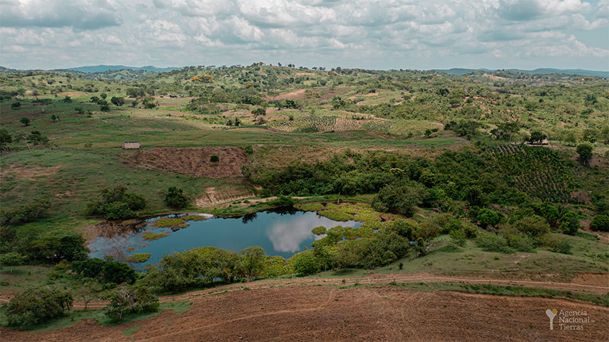 Fotografía de un paisaje con zonas verdes y una fuente hídrica.